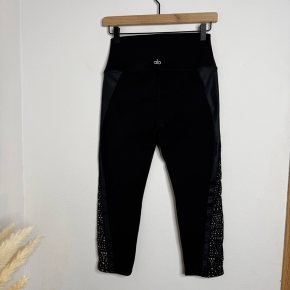 ALO Yoga Black Patina High Waist Black Capri Leggings Sz M Yoga Pilates Workout - Picture 4 of 16